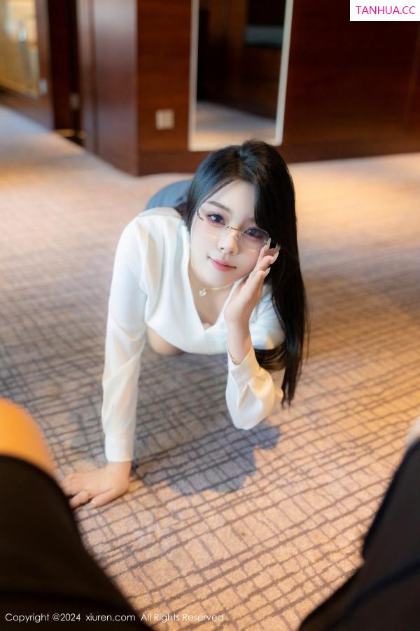   [XiuRen]高清写真图 2024.08.09 No.8989 麦田 丝袜美腿第28张图片
